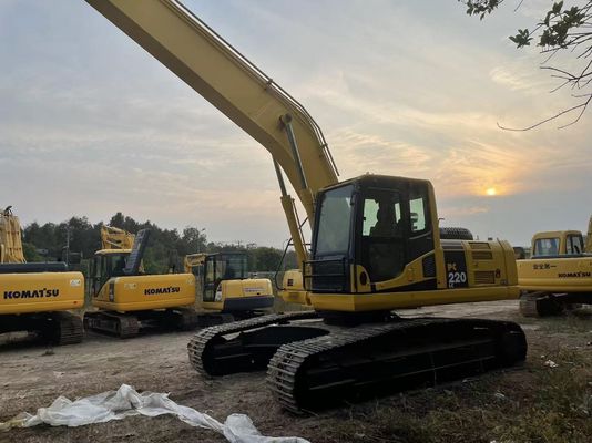 Japonya'da kullanılan Komatsu kazıcı PC220-7 18 metre uzunluğunda bir yırtıcı