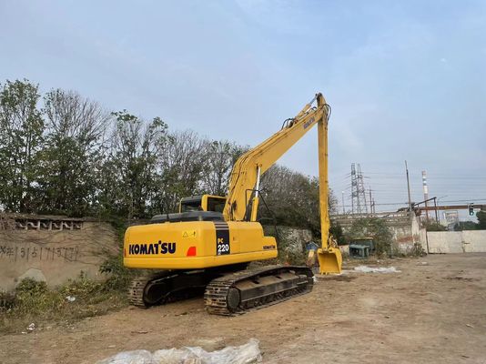 Japonya'da kullanılan Komatsu kazıcı PC220-7 18 metre uzunluğunda bir yırtıcı
