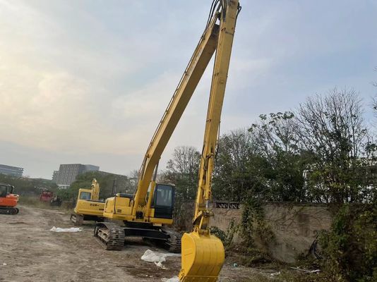 Japonya'da kullanılan Komatsu kazıcı PC220-7 18 metre uzunluğunda bir yırtıcı