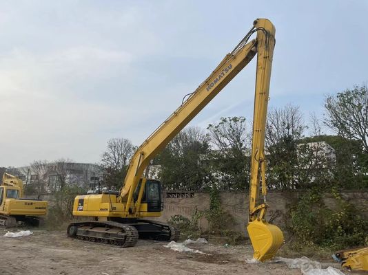 Japonya'da kullanılan Komatsu kazıcı PC220-7 18 metre uzunluğunda bir yırtıcı